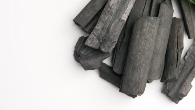 天然木材制成的木炭可作为燃料，药品，食品和美容护理。