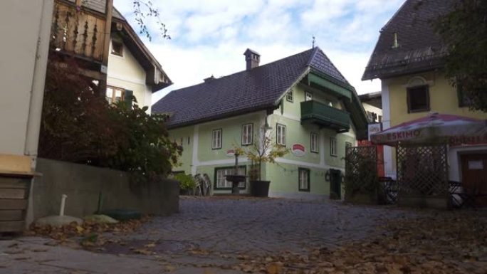 在秋天的日子里，奥地利山区小镇Bad Goisern的空荡荡的街道