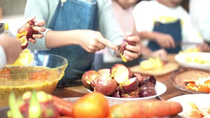 童年的学生和朋友在学校课堂上学习如何在厨房做饭