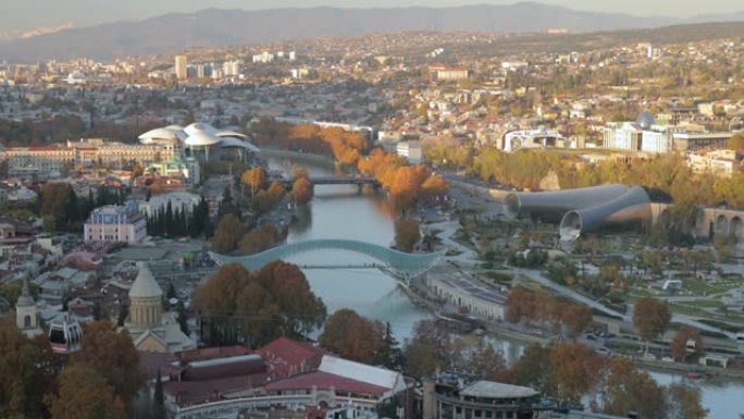 格鲁吉亚第比利斯。秋季傍晚著名地标的俯视图。格鲁吉亚首都天际线城市景观。正义之家，和平之桥，音乐厅，