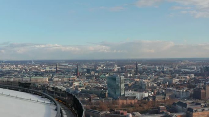汉堡市中心的空中展示，海因里希·赫兹电视塔观景台后面有著名的建筑和地标