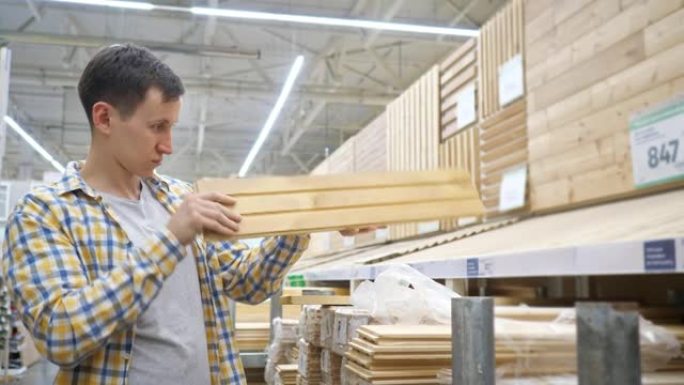 年轻人在建材商店选择木板