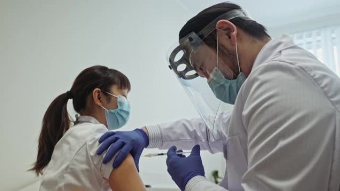日本男医生为女护士接种疫苗