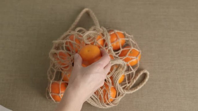 网袋中的橘子。
