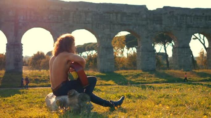 自然，自由-公园里的年轻人光着膀子弹吉他