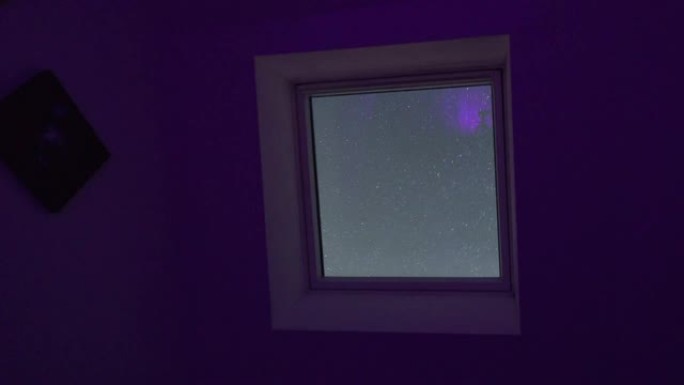 透过上面有星星的窗户看着客厅外面的夜空