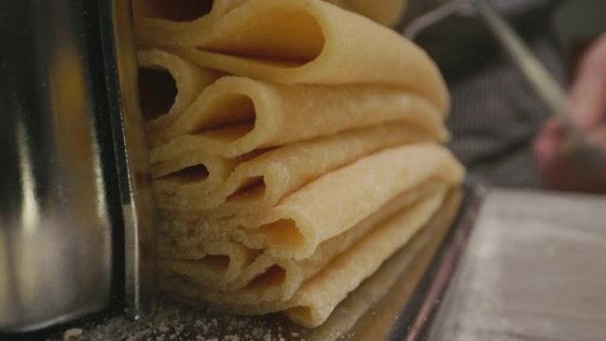 厨师使用面食制作机从面食中制作面食的特写镜头
