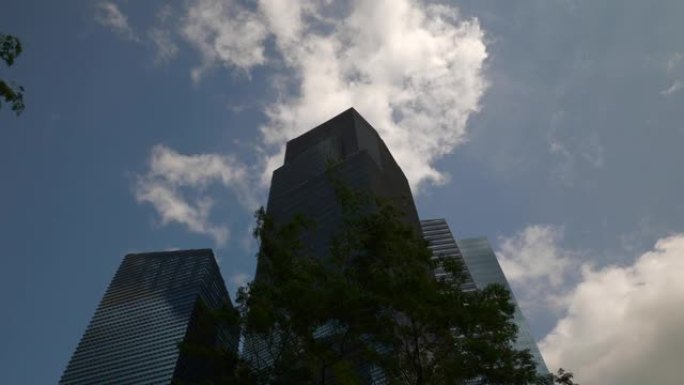 阳光灿烂的一天新加坡市中心办公室摩天大楼正面观看慢动作全景4k