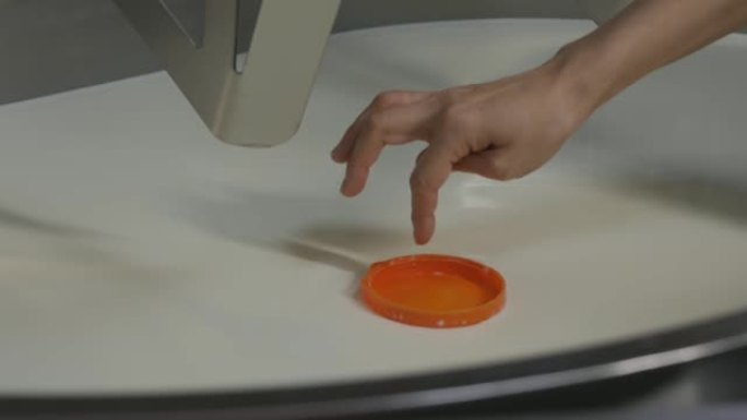 一个橙色的盖子漂浮在一个大罐子里的牛奶表面上。找出奶酪制作中絮凝点的方法。