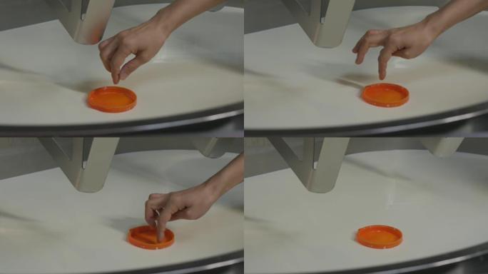 一个橙色的盖子漂浮在一个大罐子里的牛奶表面上。找出奶酪制作中絮凝点的方法。