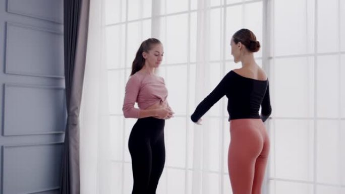 两个美丽的高加索女人很乐意练习舞蹈。演播室里的芭蕾舞。为了良好的个性而锻炼。运动形状健康