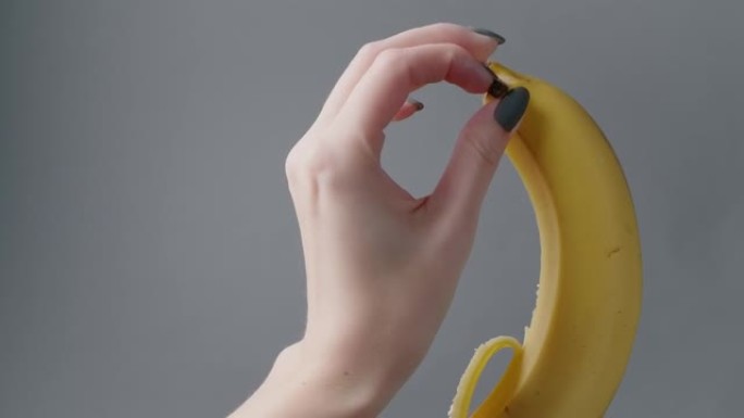 女性手剥黄香蕉视频