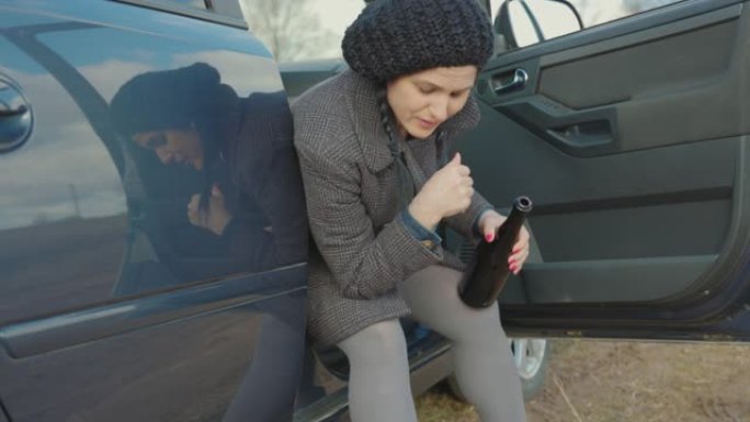 喝醉的女人感觉不好，呕吐出来