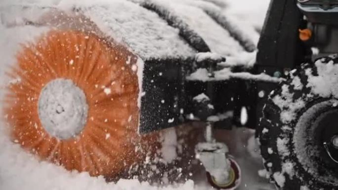 汽油刷扫帚除雪机在行动