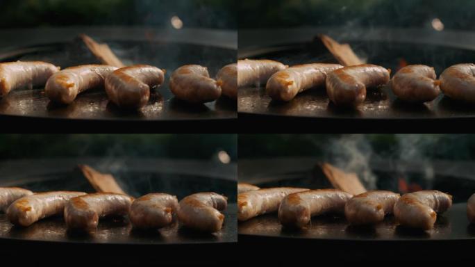 多汁的香肠在外面的圆形烤架上准备。烤架上褐变的香肠