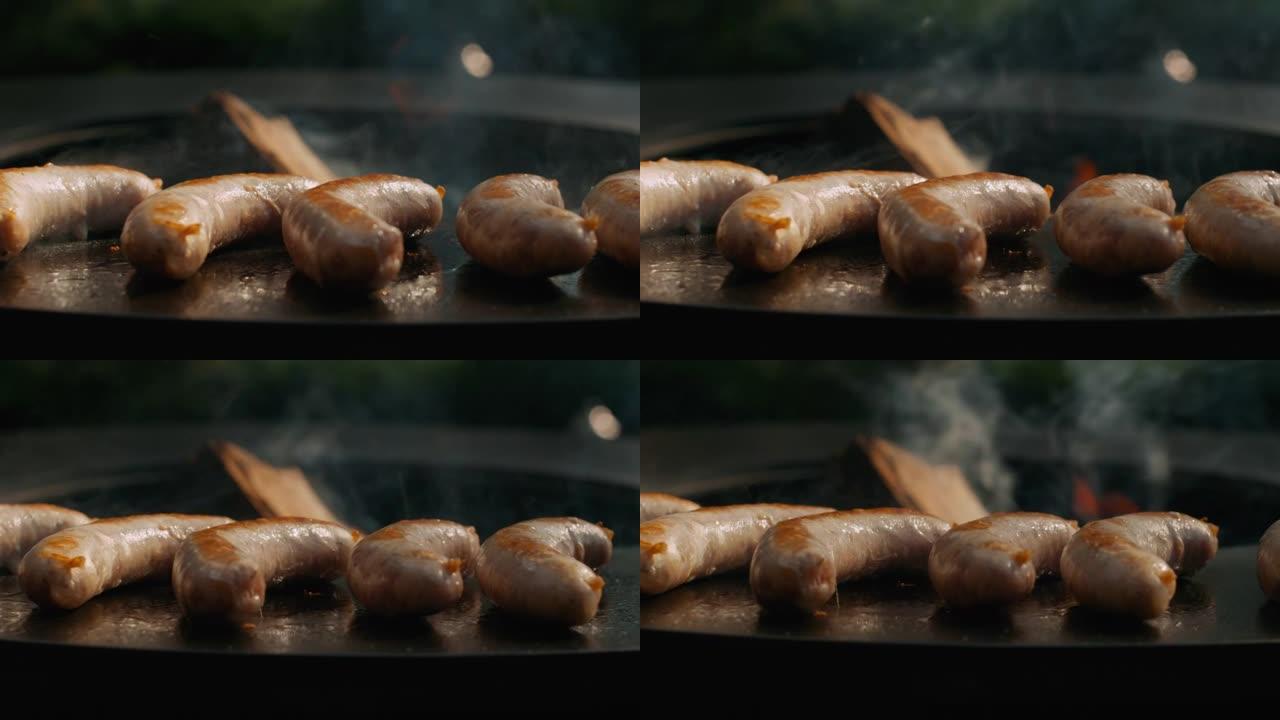 多汁的香肠在外面的圆形烤架上准备。烤架上褐变的香肠