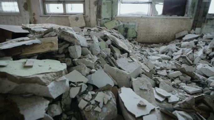 室内强烈地震的影响。墙壁和通讯被摧毁