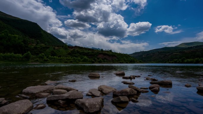 溪水蓝天白云草地延时实拍视频