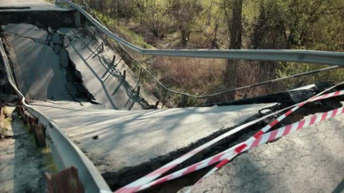 将被毁的公路桥视为自然灾害的后果。桥。