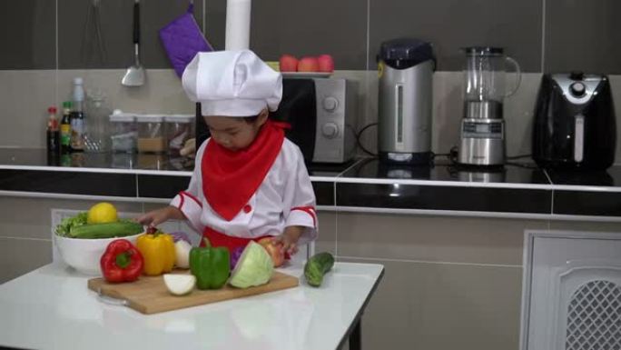 可爱的亚洲女孩穿厨师制服