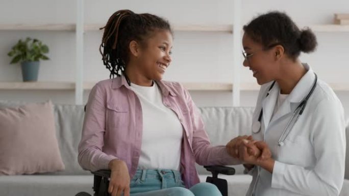 快乐残疾黑人女孩和医生谈论室内康复