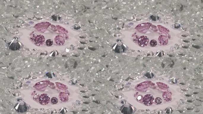 一组粉红色的钻石放在白色钻石的中央。