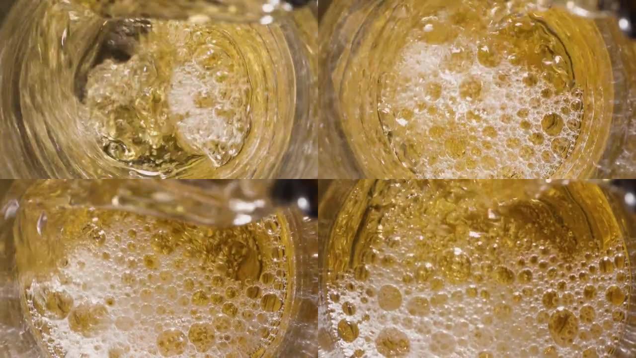 将啤酒倒入玻璃杯中。从上方观看。将一股啤酒倒入玻璃杯中，用泡沫覆盖底部，并将水平升高到玻璃杯的顶部。