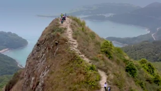 飞越清水湾附近的山脉，远足香港著名的度假郊野公园