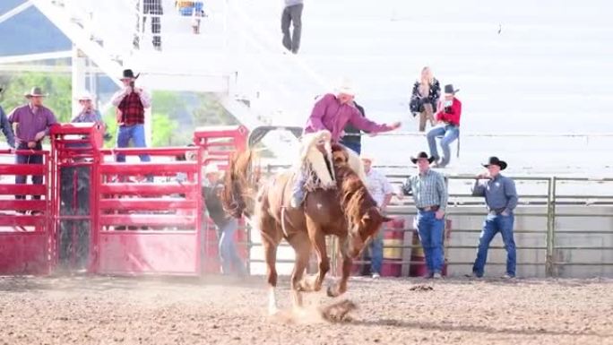在犹他州牛仔竞技比赛中，一名美国男子骑着一辆野马的视频