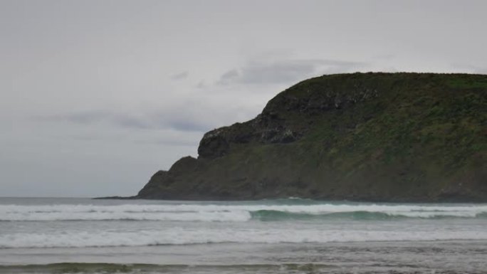 海浪袭击了食人族湾的人面岩层