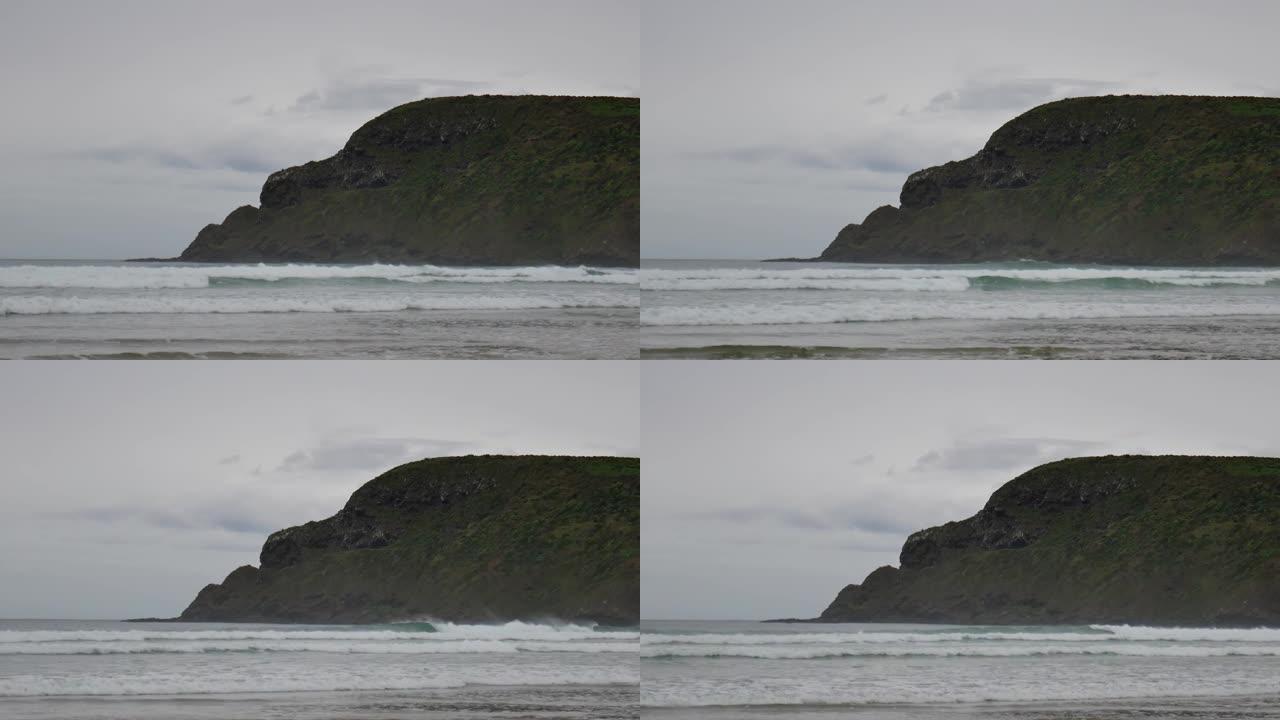 海浪袭击了食人族湾的人面岩层