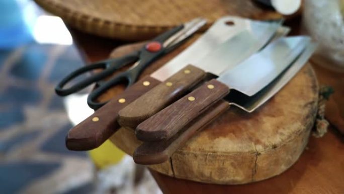 木制砧板上的钢制厨刀套装