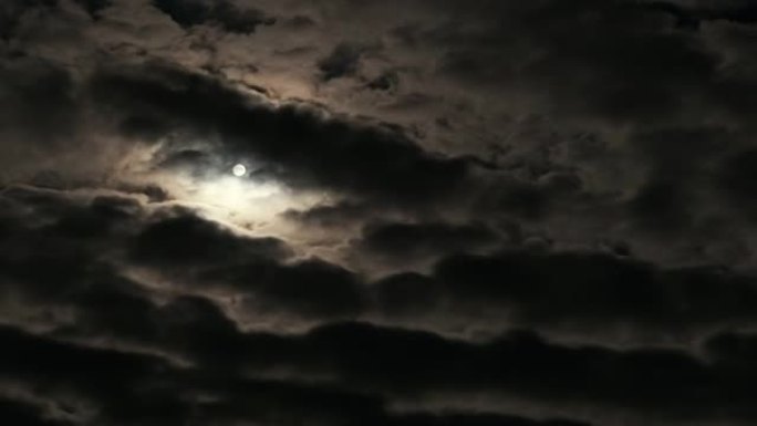 晚上的满月和云时间流逝