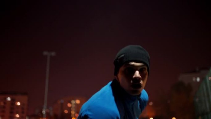 一名年轻运动员晚上在户外用药球训练