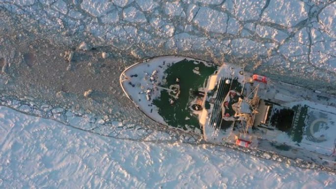 破冰船圣彼得堡在冰上移动。