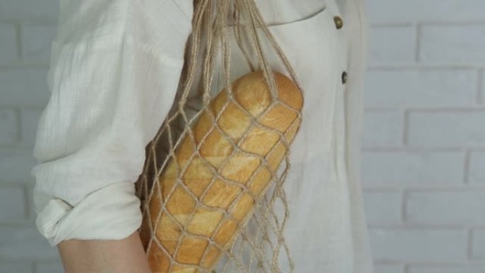 带面包袋的女人。
