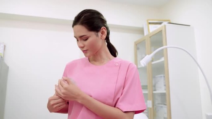 在一家整容手术诊所，一名年轻患者将硅胶放在她的胸部，测量他们想要进行更大的隆胸手术的大小