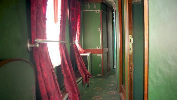 老式复古火车车厢长走廊行走的4k镜头