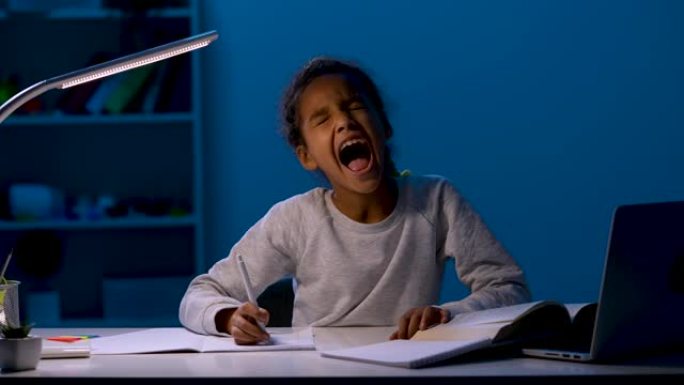 一个女孩重写作业，大打哈欠，把头靠在手上，睡着了。孩子在夜灯的灯光下坐在桌子旁。特写。慢动作就绪59
