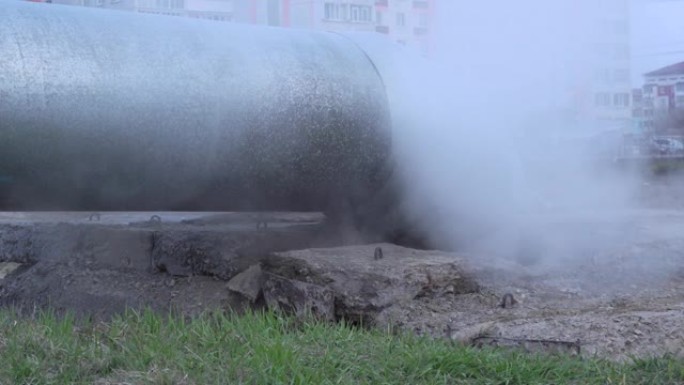 一个大水管爆裂了，浓密的蒸汽出来了。破裂的热水或暖气管。城市通讯和排水系统。污水系统和供水产生的脏空