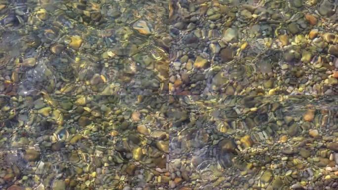 透明海水扭曲卵石底部