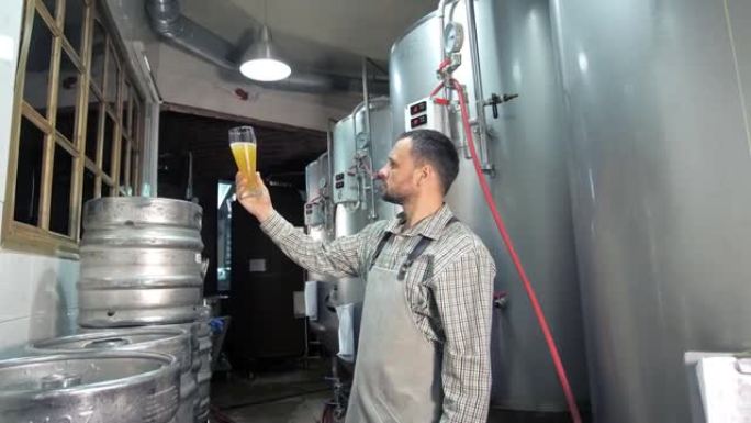 一家现代化的啤酒厂。酿酒商检查刚酿造的啤酒