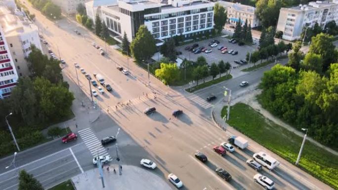 夕阳下的城市交通街十字路口。无人机镜头