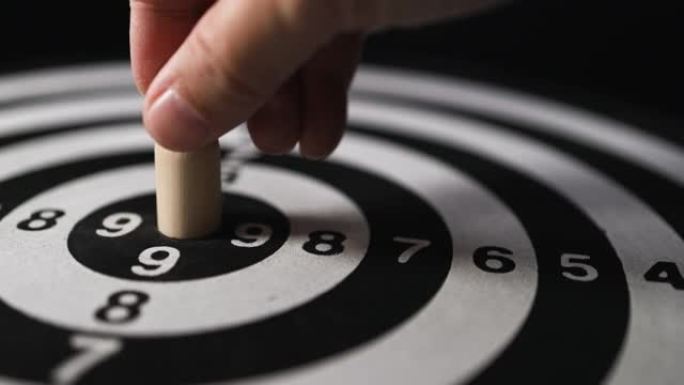 4k视频特写手在飞镖中心放置木人图标。