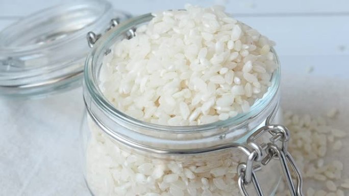 生白米粥倒入玻璃罐中储存。特写