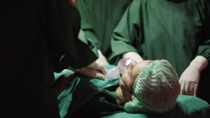 外科医生医疗队进行手术。