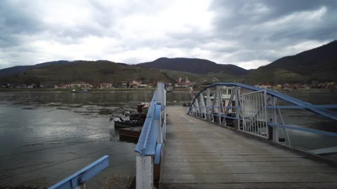多瑙河上的斯皮茨河岸木头桥