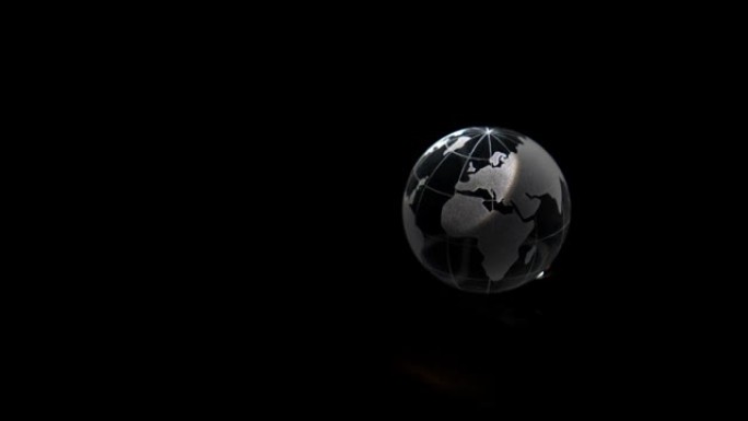 玻璃透明世界地球仪漂浮在黑暗宇宙复制空间中
