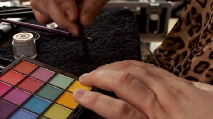一个无法识别的化妆师用纸巾从刷子上清洗眼影的4k视频片段