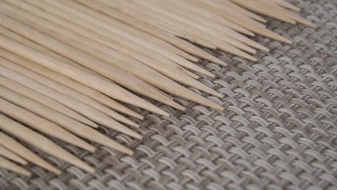 磨尖的木制新牙签在编织的厨房餐巾上排成一排